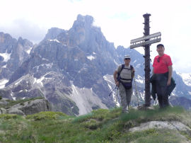 Aldo e Benedetto sulla cresta, con le Pale sullo lo sfondo (32198 bytes)